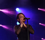 Justė Arlauskaitė-Jazzu penktadienio vakarą lyri&scaron;komis baladėmis su&scaron;ildė per&scaron;lapusią publiką Klaipėdoje.