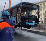 I&scaron;keliamas į upę nulėkęs autobusas Sankt Peterburge