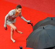 Ant Kanų raudonojo kilimo aktorė Kristen Stewart nusiauna batelius