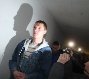 Į teismą vedami sulaikyti jaunuoliai