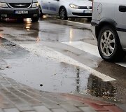 Automobilis &bdquo;Opel&ldquo; partrenkė moterį 