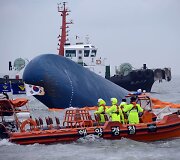 Pietų Korėjoje nuskendus keltui ie&scaron;komi dingę žmonės
