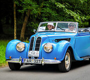 Ponai Larisa ir Arūnas bei &bdquo;BMW 327 Cabriolet&ldquo;, 1939 m. Automobilio savininkas &ndash; Arūnas Adomaitis