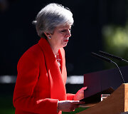 Theresa May paskelbė apie atsistatydinimą