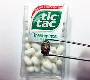 Menininkas Steve'as Casino pie&scaron;ia detalius pie&scaron;inius ant &bdquo;Tic Tac&ldquo; dražė saldainių