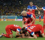 JAV futbolininkai džiaugiasi Johno Brookso įvarčiu