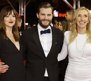 Dakota Johnson ir Jamie Dornanas su režisiere Sam Taylor-Johnson