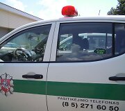 &Scaron;alčininkų rajono policijos komisariato pareigūnai ir antikorupciniais lipdukais paženklintas tarnybinis transportas.