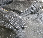Kristijono Donelaičio skulptūra prie restauraciją