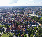 Įsibėgėjantį rudenį Vilniuje primena ne tik prasidėję mokslo metai ir vėstantys orai, bet ir nuo medžių pradėję kristi lapai.
