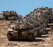 Izraelio tankai prie sienos su Gazos Ruožu / Menahem Kahana / AFP nuotr.