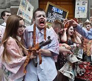 Ukrainos aktyvistai, persirengę rusi&scaron;ką propagandą ryjančiais zombiais