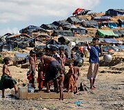 Persekiojami rohinjai i&scaron; savo &scaron;alies bėga į Banglade&scaron;ą