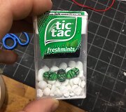 Menininkas Steve'as Casino pie&scaron;ia detalius pie&scaron;inius ant &bdquo;Tic Tac&ldquo; dražė saldainių