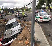 Po smūgio automobilis įlėkė į griovį
