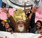 Pakistane protestas dėl Prancūzijos savaitra&scaron;čio &bdquo;Charlie Hebdo&ldquo; spausdinamų musulmonus įžeidžiančių karikatūrų.