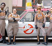 Leslie Jones, Melissa McCarthy, Kristen Wiig ir Kate McKinnon komedijoje &bdquo;Vaiduoklių medžiotojos&ldquo;