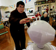 Senstančioje Japonijoje senelių priežiūrai pasitelkiami robotai