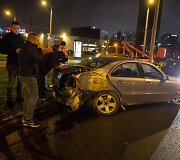 &bdquo;Mercedes-Benz&ldquo; trenkėsi į ap&scaron;vietimo stulpą Konstitucijos prospekto žiede