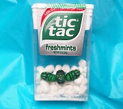 Menininkas Steve'as Casino pie&scaron;ia detalius pie&scaron;inius ant &bdquo;Tic Tac&ldquo; dražė saldainių