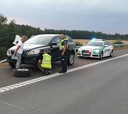 Policijos pareigūnai gelbsti bėdos i&scaron;tiktai moteriai.