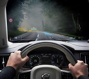 &bdquo;Volvo Cars&ldquo; pristatė pirmąją pasaulyje mi&scaron;riosios realybės automobilių kūrimo programą