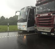 Policija leido krep&scaron;ininkų autobusui įvykio vietą aplenkti kelkra&scaron;čiu.