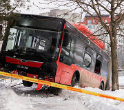 Autobusas nulėkė nuo kelio