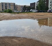 &bdquo;&Scaron;iaurės pa&scaron;vaistės&ldquo; kvartalo gyventojai po liūčių sunkiai pasiekia savo namus.