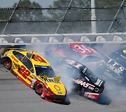 NASCAR lenktynių avarija &bdquo;Talladega&ldquo; trasoje