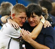 Bastianas Schweinsteigeris ir Vokietijos futbolo rinktinės treneris Joachimas Loewas džiaugiasi pergale