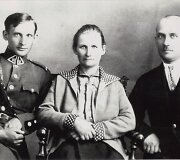 Vilhelmas Elisonas ir Jurgis Elisonas su motina