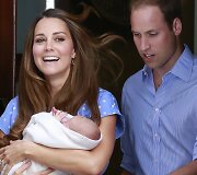 Didžiosios Britanijos princas Williamas su žmona Catherine ir sūnumi princu Georgeu i&scaron;eina i&scaron; ligoninės