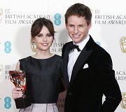 Felicity Jones ir Eddie Redmayne'as atsiėmė apdovanojimą už geriausią britų filmą &bdquo;Visko teorija&ldquo;