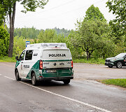 Gudžių kaime Karo policija ir Lietuvos kariuomenė ie&scaron;ko drono
