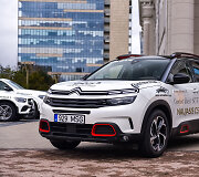 &bdquo;Citroen C5 Aircross&ldquo;, konkurso &bdquo;Metų automobilis 2020&ldquo; dalyviai prie Martyno Mažvydo bibliotekos
