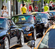 Vilniaus Gedimino prospekte daugiau nei 100 &bdquo;Porsche&ldquo; automobilių su Lietuvos trispalvėmis