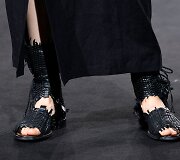 &bdquo;Yohji Yamamoto&ldquo; 2019 m. pavasario ir vasaros kolekcijos modelis