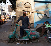 Pakistane itin mylimi &bdquo;Vespa&ldquo; motoroleriai