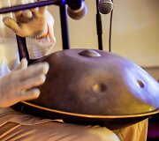 Tomas groja Lietuvoje labai neįprastu instrumentu