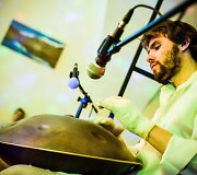 Tomas groja Lietuvoje labai neįprastu instrumentu