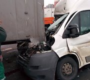 Krovininio mikroautobuso ir vilkiko avarija Savanorių pr., Vilniuje