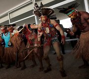 Brazilijoje strėlėmis ir lankais ginkluoti vietos genčių protestuotojai mėgino įsiveržti į Kongresą
