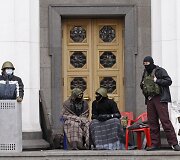 Protestuotojai prie parlamento pastato