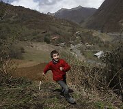 Bacho Tsiklauris žaidžia ant kalno vir&scaron;ūnės netoli namų