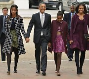 Barackas Obama ir Michelle Obama su dukromis Malia (kairėje) ir Sasha