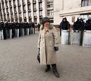 Moteris su prorusi&scaron;ku kaspinu netoli Ukrainos riau&scaron;ių policijos prie vyriausybės pastato Donecke