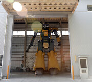 Japonų inžinierius pristatė i&scaron; vidaus valdomą milžini&scaron;ką robotą