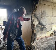 Penktadienio naktį dėl gaisro kaimynės kambaryje evakuoti bendrabučio gyventojai bandė skaičiuoti nuostolius.