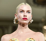 &bdquo;Carolina Herrera&ldquo; 2023 m. pavasario ir vasaros kolekcijos modelis